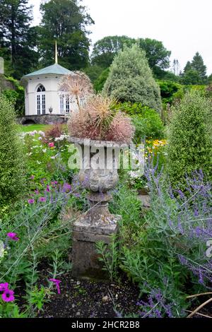 Ummauerter Garten im Spätsommer August in den Colby Woodland Gardens Amroth Pembrokeshire Großbritannien Großbritannien KATHY DEWITT Stockfoto