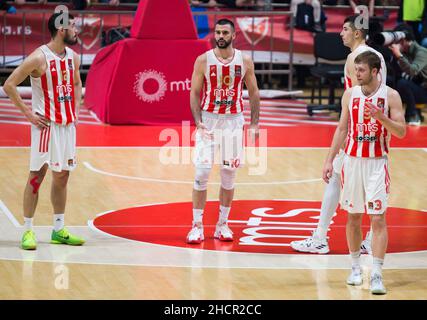 Belgrad, Serbien, 30th. Dezember 2021. Branko Lazic von Crvena Zvezda mts Belgrad, Nate Wolters von Crvena Zvezda mts Belgrad, Nikola Kalinic von Crvena Zvezda mts Belgrad und Luka Mitrovic von Crvena Zvezda mts Belgrad reagieren nach der Niederlage während des Euroleague-Basketballspiels zwischen Crvena Zvezda mts Bekgrade und Zenit St. Petersburg in Belgrad. 30. Dezember 2021. Kredit: Nikola Krstic/Alamy Stockfoto