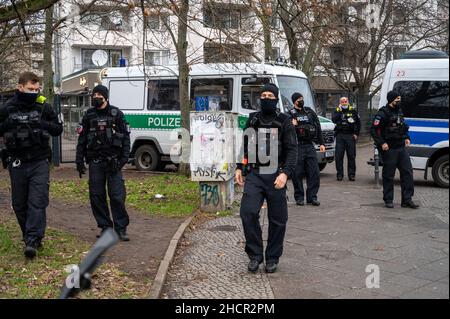 Berlin, Deutschland. 31st Dez 2021. Polizeibeamte stehen am Rande einer nicht registrierten Demonstration gegen die Corona-Maßnahmen am Moritzplatz. Quelle: Christophe Gateau/dpa/Alamy Live News Stockfoto