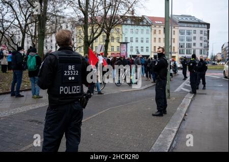 Berlin, Deutschland. 31st Dez 2021. Polizisten stehen neben einer nicht registrierten Demonstration gegen die Corona-Maßnahmen am Moritzplatz. Quelle: Christophe Gateau/dpa/Alamy Live News Stockfoto