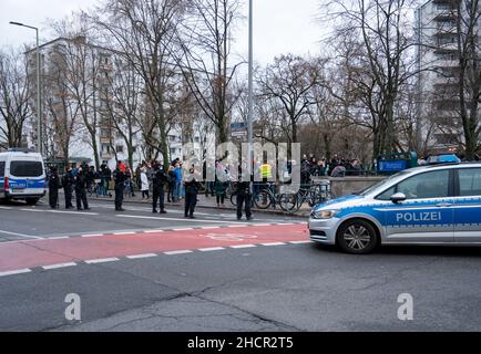 Berlin, Deutschland. 31st Dez 2021. Polizisten stehen neben einer nicht registrierten Demonstration gegen die Corona-Maßnahmen am Moritzplatz. Quelle: Christophe Gateau/dpa/Alamy Live News Stockfoto