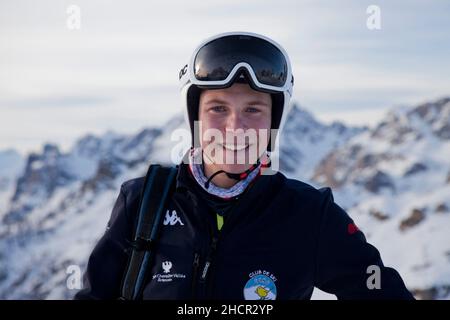 Porträt von Arthur Bauchet, Frankreich am 30. Dezember 2021. Arthur Bauchet ist ein französischer Paralympics-Skifahrer, Mitglied des französischen Teams, er kämpft gegen eine Krankheit, die meine unteren Gliedmaßen betrifft, erbliche spastische Paraparese. Foto von Thibaut Durand/ABACAPRESS.COM Stockfoto