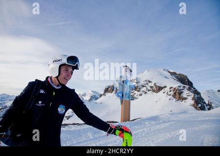 Porträt von Arthur Bauchet, Frankreich am 30. Dezember 2021. Arthur Bauchet ist ein französischer Paralympics-Skifahrer, Mitglied des französischen Teams, er kämpft gegen eine Krankheit, die meine unteren Gliedmaßen betrifft, erbliche spastische Paraparese. Foto von Thibaut Durand/ABACAPRESS.COM Stockfoto