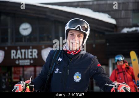 Porträt von Arthur Bauchet, Frankreich am 30. Dezember 2021. Arthur Bauchet ist ein französischer Paralympics-Skifahrer, Mitglied des französischen Teams, er kämpft gegen eine Krankheit, die meine unteren Gliedmaßen betrifft, erbliche spastische Paraparese. Foto von Thibaut Durand/ABACAPRESS.COM Stockfoto