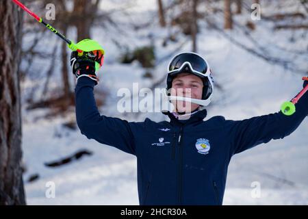 Porträt von Arthur Bauchet, Frankreich am 30. Dezember 2021. Arthur Bauchet ist ein französischer Paralympics-Skifahrer, Mitglied des französischen Teams, er kämpft gegen eine Krankheit, die meine unteren Gliedmaßen betrifft, erbliche spastische Paraparese. Foto von Thibaut Durand/ABACAPRESS.COM Stockfoto