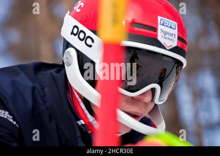 Porträt von Arthur Bauchet, Frankreich am 30. Dezember 2021. Arthur Bauchet ist ein französischer Paralympics-Skifahrer, Mitglied des französischen Teams, er kämpft gegen eine Krankheit, die meine unteren Gliedmaßen betrifft, erbliche spastische Paraparese. Foto von Thibaut Durand/ABACAPRESS.COM Stockfoto