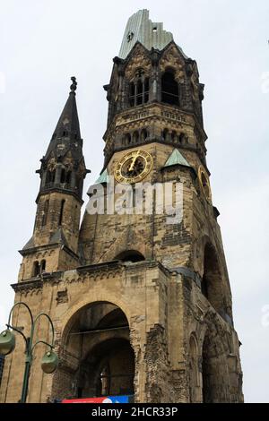 Nahaufnahme des Aussichtsturms der Kaiser-Wilhelm-Gedächtniskirche im Sommer. Die berühmte und historische evangelische Kirche in Berlin wurde während des Weltkrieges 2 beschädigt. Stockfoto