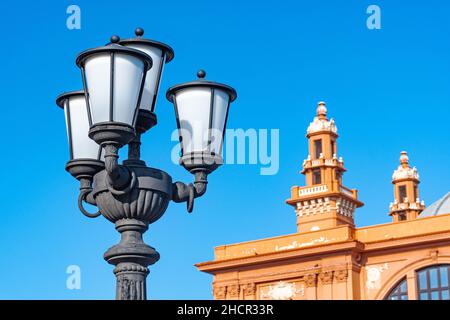 Alte alte alte Straßenlaterne und historisches Teatro Margherita, Teather, Theater oder Museum, Kunstgalerie in Bari auf dem Hintergrund Stockfoto