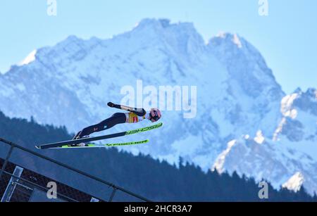 Garmisch Partenkirchen, Deutschland. 31st Dez 2021. Karl GEIGER, GER im Flugbetrieb am 70. Vierschanzentournee Skisprung auf der Olympiaschanze Garmisch-Partenkirchen, Bayern, Deutschland, 31. Dezember 2021. © Peter Schatz / Alamy Live News Credit: Peter Schatz/Alamy Live News Stockfoto