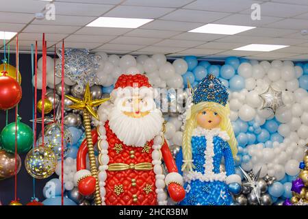 Die Neujahrsfiguren von Weihnachtsmann und Schneewittchen aus Ballons. Wir feiern Neujahr, weihnachten. Stockfoto