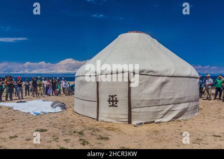 ISSYK KUL, KIRGISISTAN - 15. JULI 2018: Jurte beim Ethnofestival Teskey Jeek an der Küste des Issyk-Kul-Sees in Kirgisistan Stockfoto