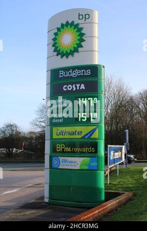 BP-Schild mit Kraftstoffpreisen, elektrischem Ladedienst, Budgens und Costa Stockfoto