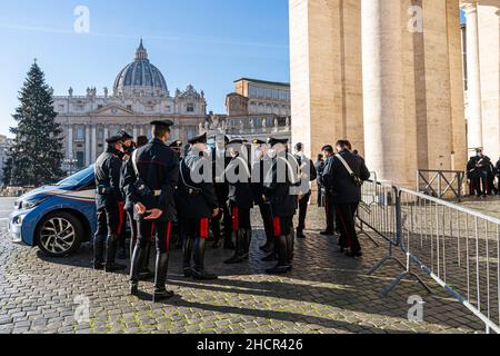 ROM, ITALIEN. 31. Dezember 2021. Im Vorfeld der Feierlichkeiten zum neuen Jahr, bei denen Papst Franziskus I. die erste Vesper und Te Deum, den Dankesritus für das Jahresende, feiern wird, ist eine starke Sicherheitspräsenz mit Polizei und Carabinieri auf dem Petersplatz zu verzeichnen. Der neu gewählte Bürgermeister von Rom, Roberto Gualtieri, hat wegen der Einschränkungen durch das Coronavirus Feuerwerkskörper verboten. Kredit: amer ghazzal/Alamy Live Nachrichten Stockfoto