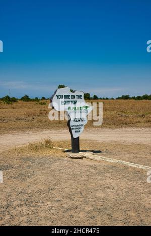 OL Pejeta Conservancy, Nanyuki, Laikipia County, Kenia - 25. Juli 2021: Eine Markierung zeigt den Äquator an. Stockfoto
