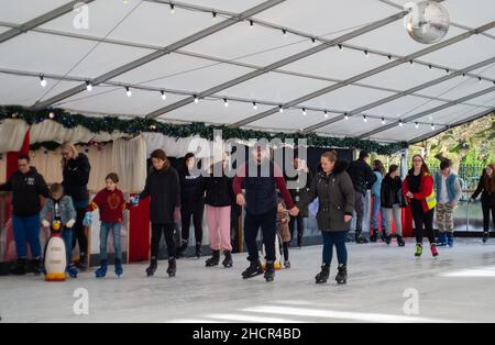 Windsor, Großbritannien. 31st. Dezember 2021. Familien Schlittschuhlaufen auf Windsor on Ice heute. Es war heute ein milder, sonniger und warmer Tag in Windsor. Die Temperaturen in ganz Großbritannien dürften am Silvesterabend Rekordhöhen erreichen. Quelle: Maureen McLean/Alamy Live News Stockfoto