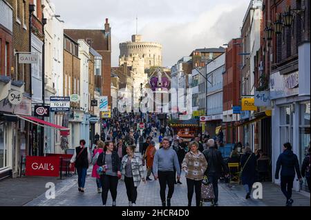 Windsor, Großbritannien. 31st. Dezember 2021. Das außergewöhnlich milde Wetter brachte heute Besucher nach Windsor. Die Temperaturen in ganz Großbritannien dürften am Silvesterabend Rekordhöhen erreichen. Quelle: Maureen McLean/Alamy Live News Stockfoto