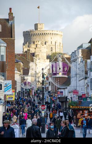 Windsor, Großbritannien. 31st. Dezember 2021. Das außergewöhnlich milde Wetter brachte heute Besucher nach Windsor. Die Temperaturen in ganz Großbritannien dürften am Silvesterabend Rekordhöhen erreichen. Quelle: Maureen McLean/Alamy Live News Stockfoto