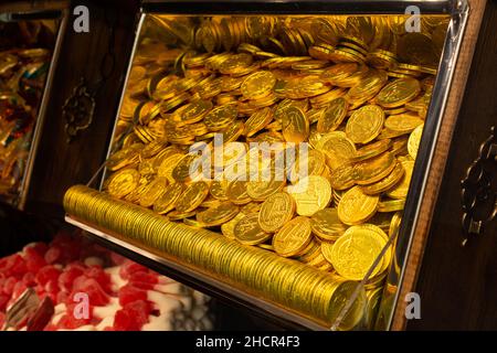 Nahaufnahme der stapelbare Goldmünze in der Schatzkiste Stockfoto