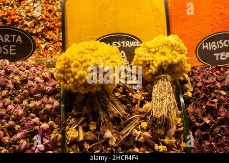 Markt mit verschiedenen Arten von Tee, Kräutern, Pflanzen und getrocknete Blumen Stockfoto