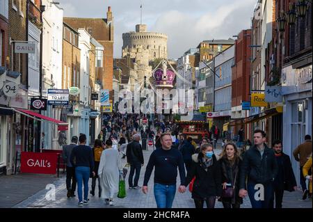 Windsor, Großbritannien. 31st. Dezember 2021. Das außergewöhnlich milde Wetter brachte heute Besucher nach Windsor. Die Temperaturen in ganz Großbritannien dürften am Silvesterabend Rekordhöhen erreichen. Quelle: Maureen McLean/Alamy Live News Stockfoto