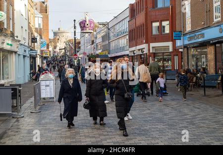 Windsor, Großbritannien. 31st. Dezember 2021. Das außergewöhnlich milde Wetter brachte heute Besucher nach Windsor. Die Temperaturen in ganz Großbritannien dürften am Silvesterabend Rekordhöhen erreichen. Quelle: Maureen McLean/Alamy Live News Stockfoto