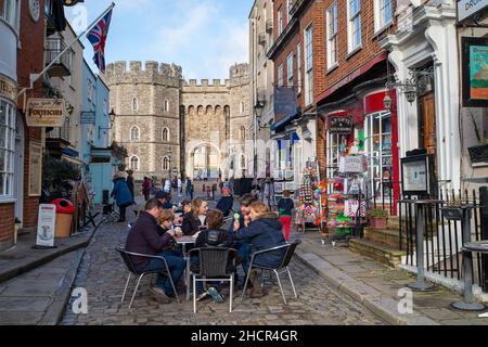 Windsor, Großbritannien. 31st. Dezember 2021. Menschen genießen Eis. Windsor war heute sehr voll mit Besuchern. Es war heute ein milder, sonniger und warmer Tag in Windsor. Die Temperaturen in ganz Großbritannien dürften am Silvesterabend Rekordhöhen erreichen. Quelle: Maureen McLean/Alamy Live News Stockfoto