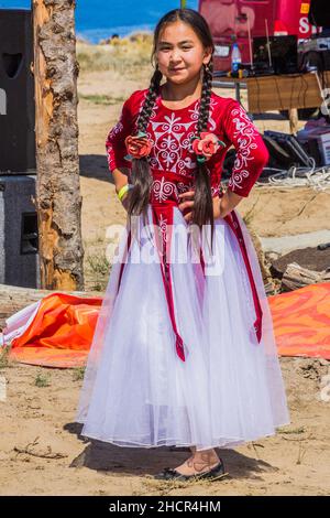 ISSYK KUL, KIRGISISTAN - 15. JULI 2018: Mädchen in traditioneller Kleidung beim Ethnofestival Teskey Jeek an der Küste des Issyk-Kul-Sees in Kirgisistan Stockfoto