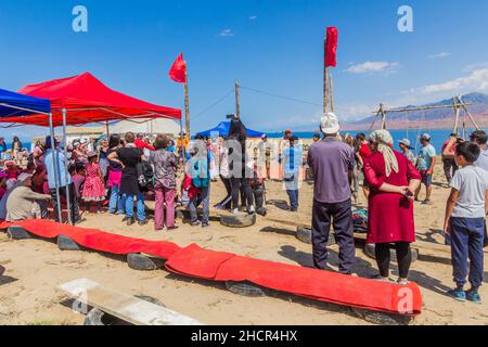 ISSYK KUL, KIRGISISTAN - 15. JULI 2018: Besucher des Ethnofestivals Teskey Jeek an der Küste des Issyk-Kul-Sees in Kirgisistan Stockfoto