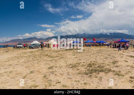 ISSYK KUL, KIRGISISTAN - 15. JULI 2018: Blick auf das Ethnofestival Teskey Jeek an der Küste des Issyk-Kul-Sees in Kirgisistan Stockfoto