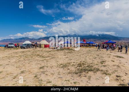 ISSYK KUL, KIRGISISTAN - 15. JULI 2018: Blick auf das Ethnofestival Teskey Jeek an der Küste des Issyk-Kul-Sees in Kirgisistan Stockfoto