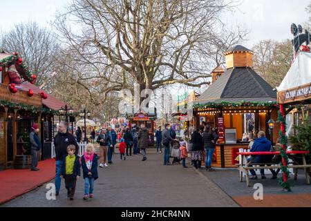 Windsor, Großbritannien. 31st. Dezember 2021. Familien genießen heute den Jahrmarkt in Windsor on Ice. Es war heute ein milder, sonniger und warmer Tag in Windsor. Die Temperaturen in ganz Großbritannien dürften am Silvesterabend Rekordhöhen erreichen. Quelle: Maureen McLean/Alamy Live News Stockfoto