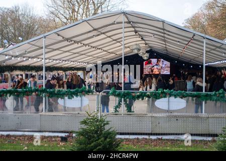 Windsor, Großbritannien. 31st. Dezember 2021. Familien Schlittschuhlaufen auf Windsor on Ice heute. Es war heute ein milder, sonniger und warmer Tag in Windsor. Die Temperaturen in ganz Großbritannien dürften am Silvesterabend Rekordhöhen erreichen. Quelle: Maureen McLean/Alamy Live News Stockfoto