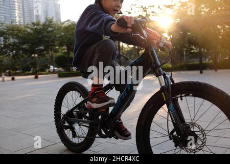 Junge auf Fahrrad Stockfoto