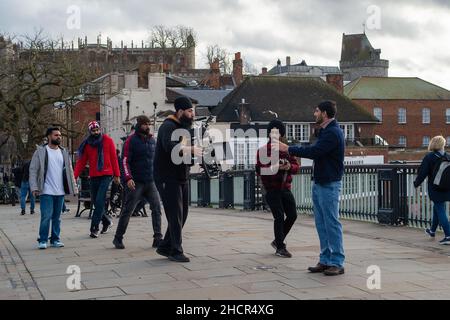 Windsor, Großbritannien. 31st. Dezember 2021. Bollywood-Dreharbeiten auf der Windsor Bridge heute. Es war heute ein milder, sonniger und warmer Tag in Windsor. Die Temperaturen in ganz Großbritannien dürften am Silvesterabend Rekordhöhen erreichen. Quelle: Maureen McLean/Alamy Live News Stockfoto