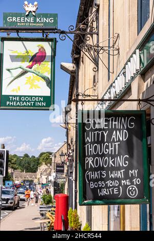 Ein lustiges Schild vor einem Pub in der High Street der Cotswold-Stadt Burford, Oxfordshire, Großbritannien Stockfoto