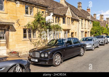 Ein Bentley mit einem personalisierten Nummernschild P1LDT parkte vor dem Lamb Inn Hotel in der Sheep Street in der Cotswold-Stadt Burford, Oxfordshire, Großbritannien Stockfoto