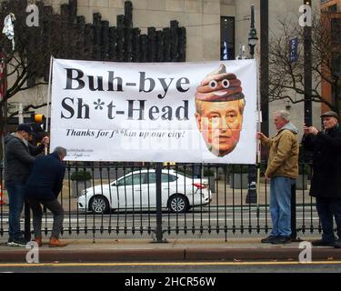 New York, New York, USA. 31st Dez 2021. Demonstranten versammeln sich vor dem Rathaus zum letzten Tag von Bill de Blasio als Bürgermeister von New York City. (Bild: © Debra L. Rothenberg/ZUMA Press Wire) Stockfoto