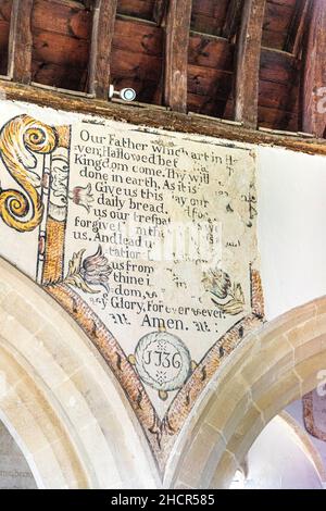 Das Lords Prayer (Paternoster) aus dem Jahr 1736 in der St. Peters Kirche im Cotswold Dorf Little Barrington, Gloucestershire, Großbritannien Stockfoto