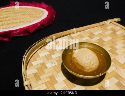 nolen gur rosogolla oder Rasgulla serviert auf dem Teller. Braun schwammig bengali indischen traditionellen süßen aus Quark und Jaggery. Winter special de Stockfoto