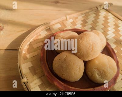 nolen gur rosogolla oder Rasgulla serviert auf dem Teller. Braun schwammig bengali indischen traditionellen süßen aus Quark und Jaggery. Winter special de Stockfoto