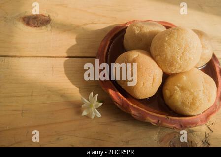 nolen gur rosogolla oder Rasgulla serviert auf dem Teller. Braun schwammig bengali indischen traditionellen süßen aus Quark und Jaggery. Winter special de Stockfoto