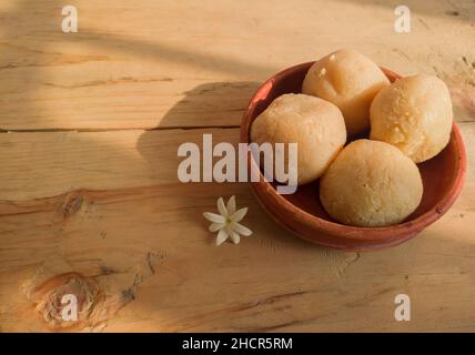 nolen gur rosogolla oder Rasgulla serviert auf dem Teller. Braun schwammig bengali indischen traditionellen süßen aus Quark und Jaggery. Winter special de Stockfoto