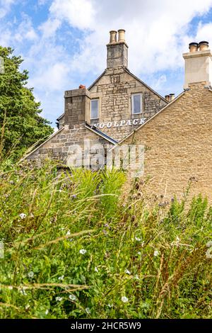 Das Woolpack Public House (von der Straße unten gesehen) im Cotswold-Dorf Slad, Gloucestershire, Großbritannien - das beliebteste Wasserloch von Laurie Lee, Stockfoto