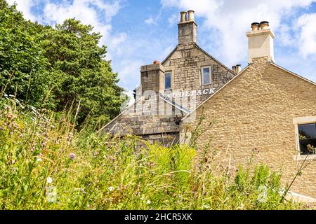 Das Woolpack Public House (von der Straße unten gesehen) im Cotswold-Dorf Slad, Gloucestershire, Großbritannien - das beliebteste Wasserloch von Laurie Lee, Stockfoto