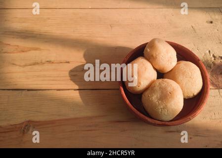 nolen gur rosogolla oder Rasgulla serviert auf dem Teller. Braun schwammig bengali indischen traditionellen süßen aus Quark und Jaggery. Winter special de Stockfoto