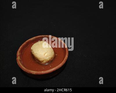 nolen gur rosogolla oder Rasgulla serviert auf dem Teller. Braun schwammig bengali indischen traditionellen süßen aus Quark und Jaggery. Winter special de Stockfoto