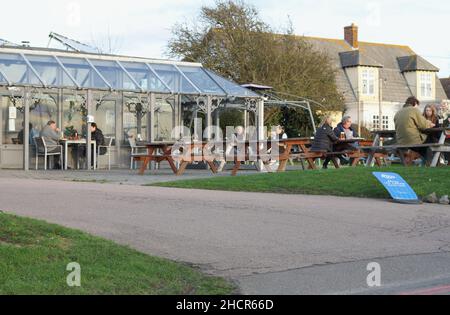 West Mersea, Großbritannien. 31st Dez 2021. Gäste, die das milde Wetter, eines der wärmsten Silvesterfeiern, optimal nutzen. Kredit: Eastern Views/Alamy Live Nachrichten Stockfoto