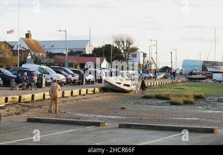 West Mersea, Großbritannien. 31st Dez 2021. Viele Menschen machen das Beste aus dem milden Wetter, einer der wärmsten Silvester auf dem Rekord. Kredit: Eastern Views/Alamy Live Nachrichten Stockfoto