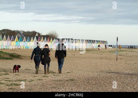 West Mersea, Großbritannien. 31st Dez 2021. Viele Spaziergänger am Strand von West Mersea machen das Beste aus dem milden Wetter, einem der wärmsten Silvester auf dem neuesten Stand. Kredit: Eastern Views/Alamy Live Nachrichten Stockfoto