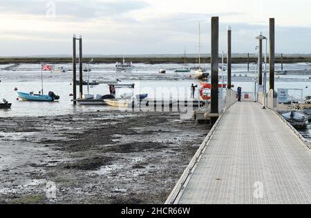 West Mersea, Großbritannien. 31. Dezember 2021. Die Menschen auf dem schwimmenden Ponton in West Mersea machen das meiste aus dem milden Wetter, einem der wärmsten Silvester aller Zeiten. Quelle: Eastern Views/Alamy Live News Stockfoto